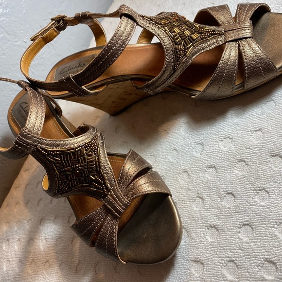 Clarks Bendables Bronze Leather Fiddle Bridge Beaded Cork Wedge Sandals - Picture 15 of 16